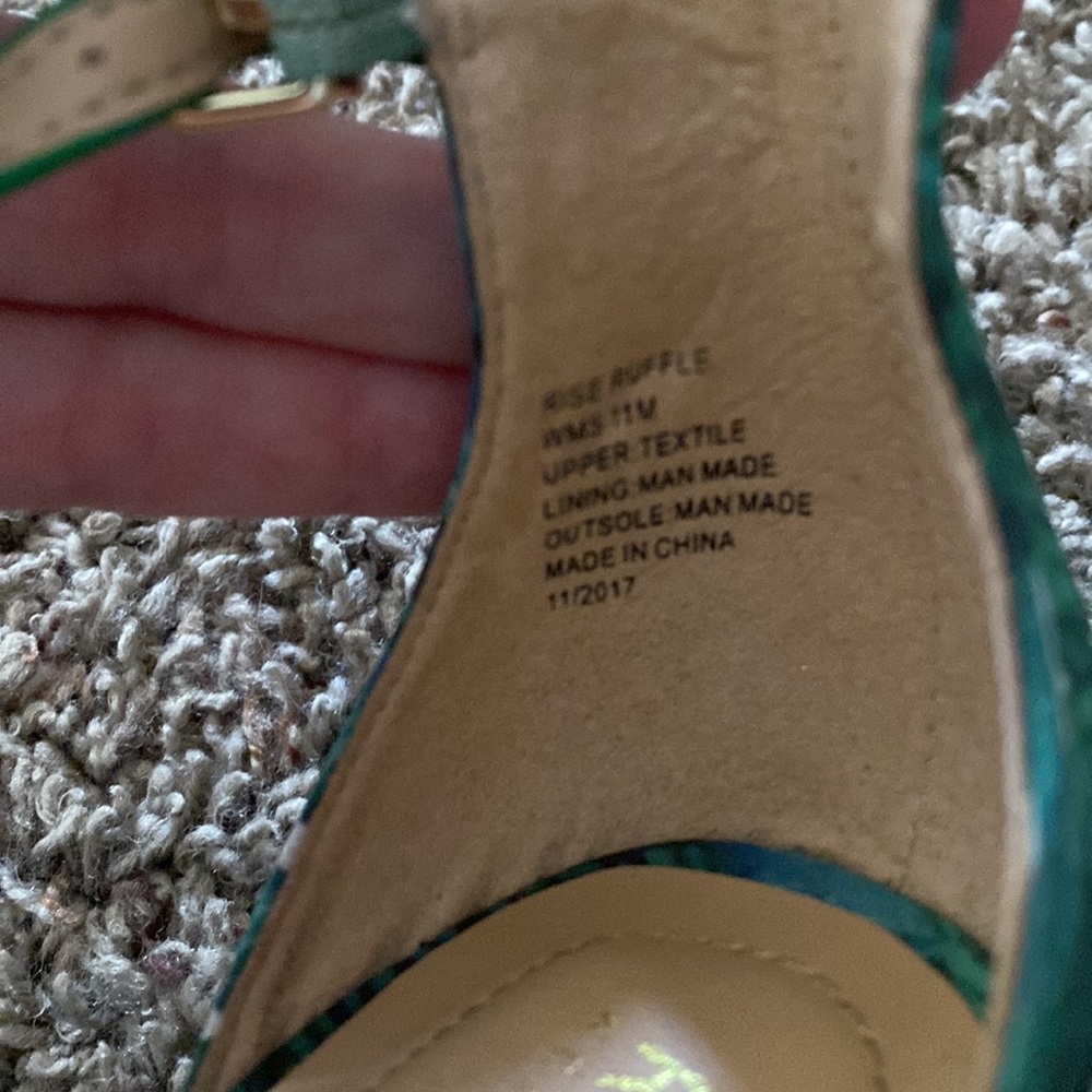 Reaction Kenneth Cole Rise Ruffle Tropical Sandal - Picture 4 of 7